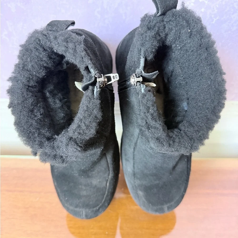 UGG SZ 37 Black Suede Sherpa Boots w Side Zip and platform heel.